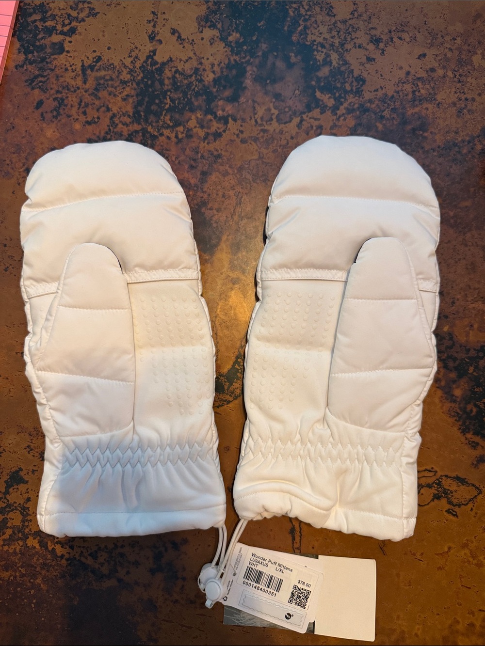 Lululemon Wonder Puff Mittens in White, NWT